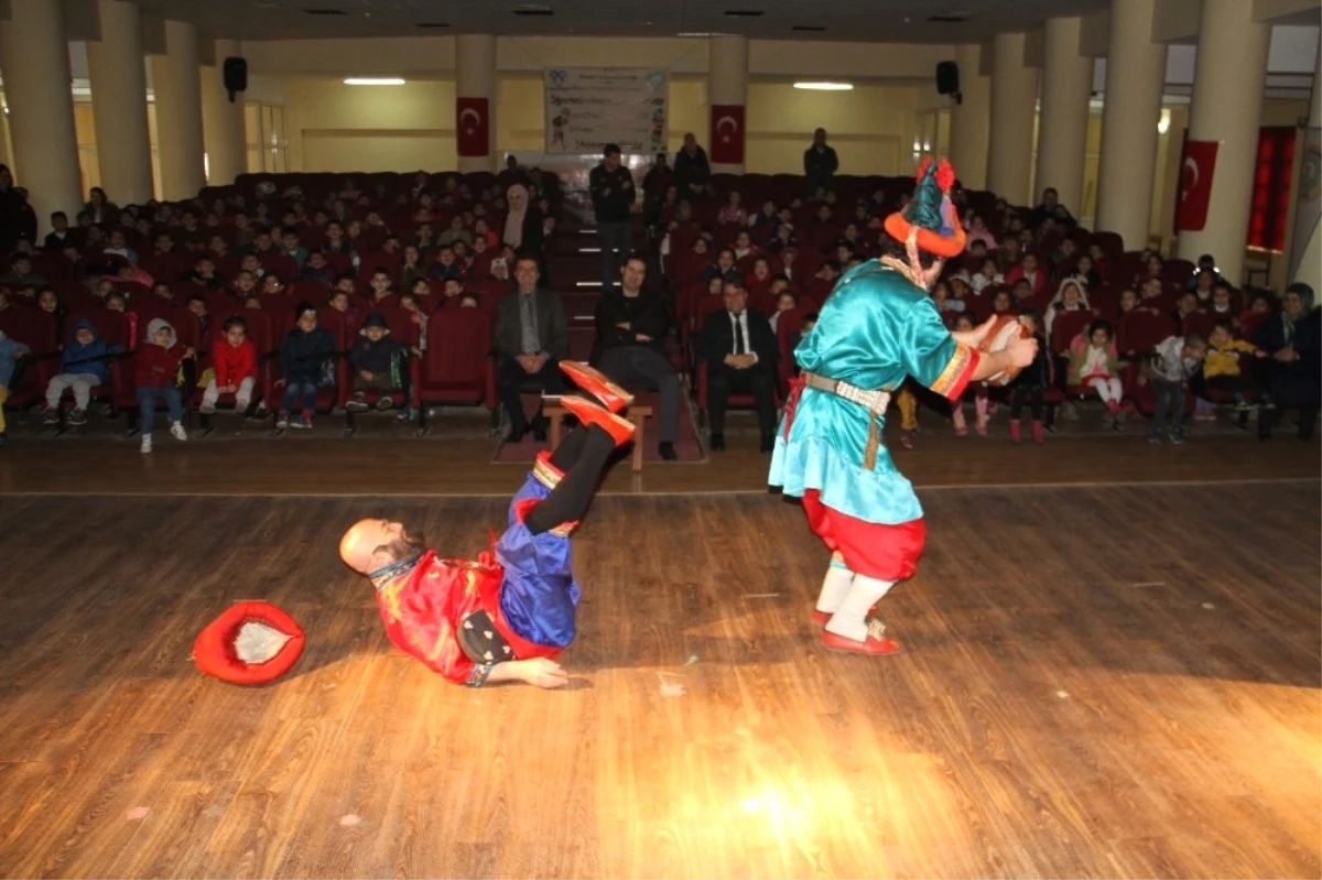 Hacivat ve Karagöz Çocukları Sevindirmeye Devam Ediyor