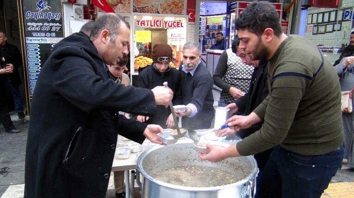 Kilis\'te Afrin Şehitleri İçin Aşure Dağıtıldı