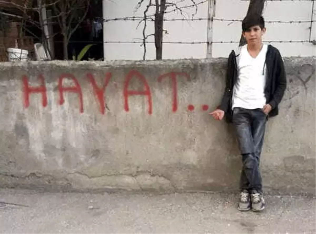 Mavi Balina Yine Can Aldı! Genç Çocuk Kendini Halı Sahanın Tellerine Asarak İntihar Etti