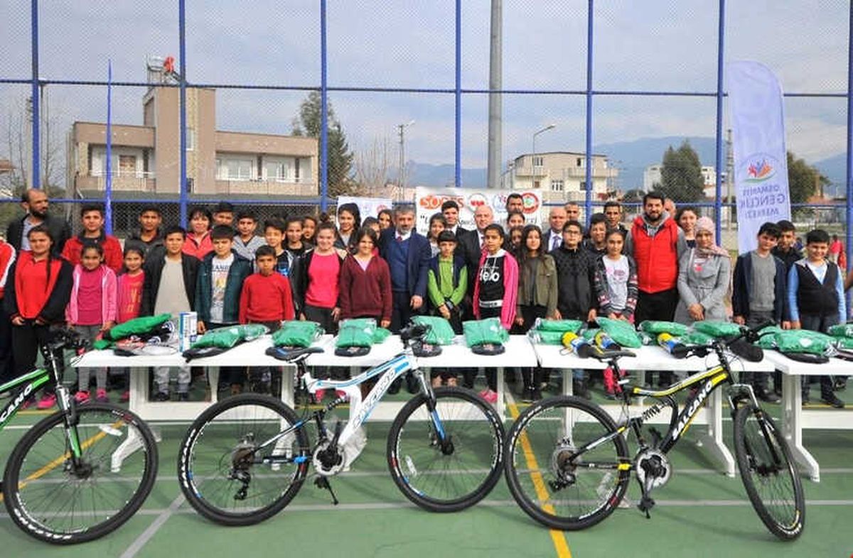 Osmaniye\'de Gençlere Spor Malzemesi Dağıtıldı