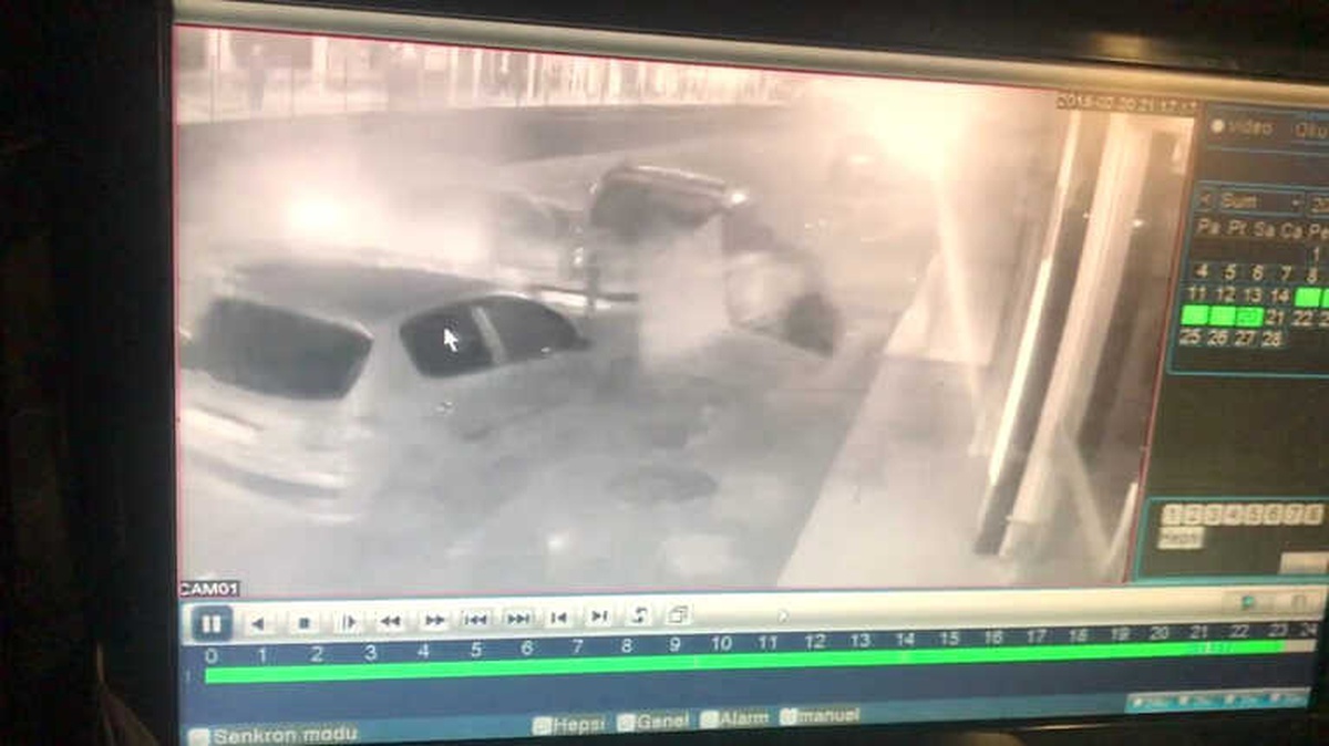 Kontrolden Çıkan Otomobil Caddede Yürüyen Yayaya ve 3 Araca Çarptı, O Anlar Güvenlik Kamerasına...