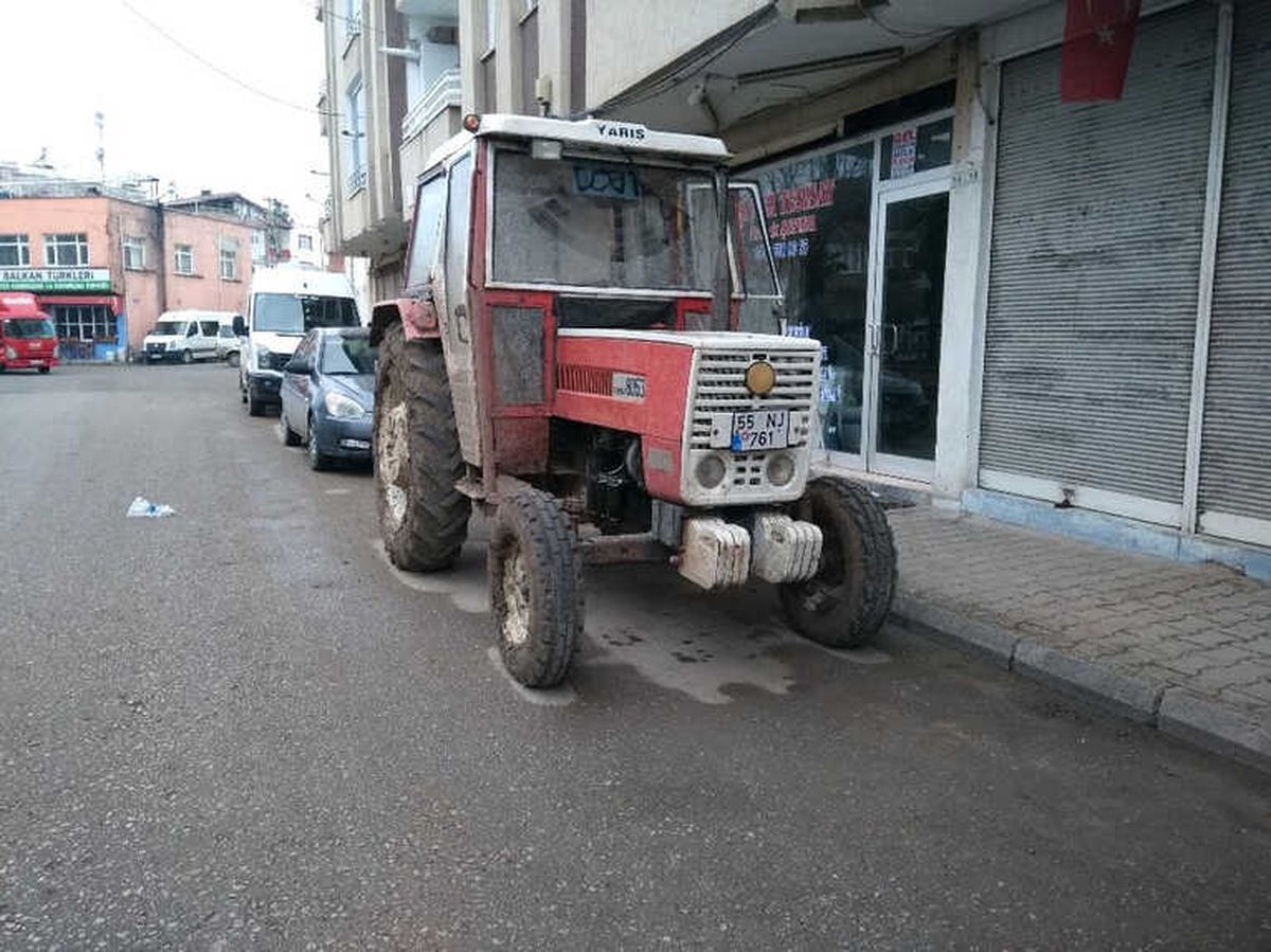 Park Halindeki Traktörün Aküsü Çalındı