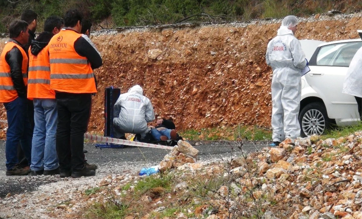 Pazarlamacı Araçta Ölü Bulundu