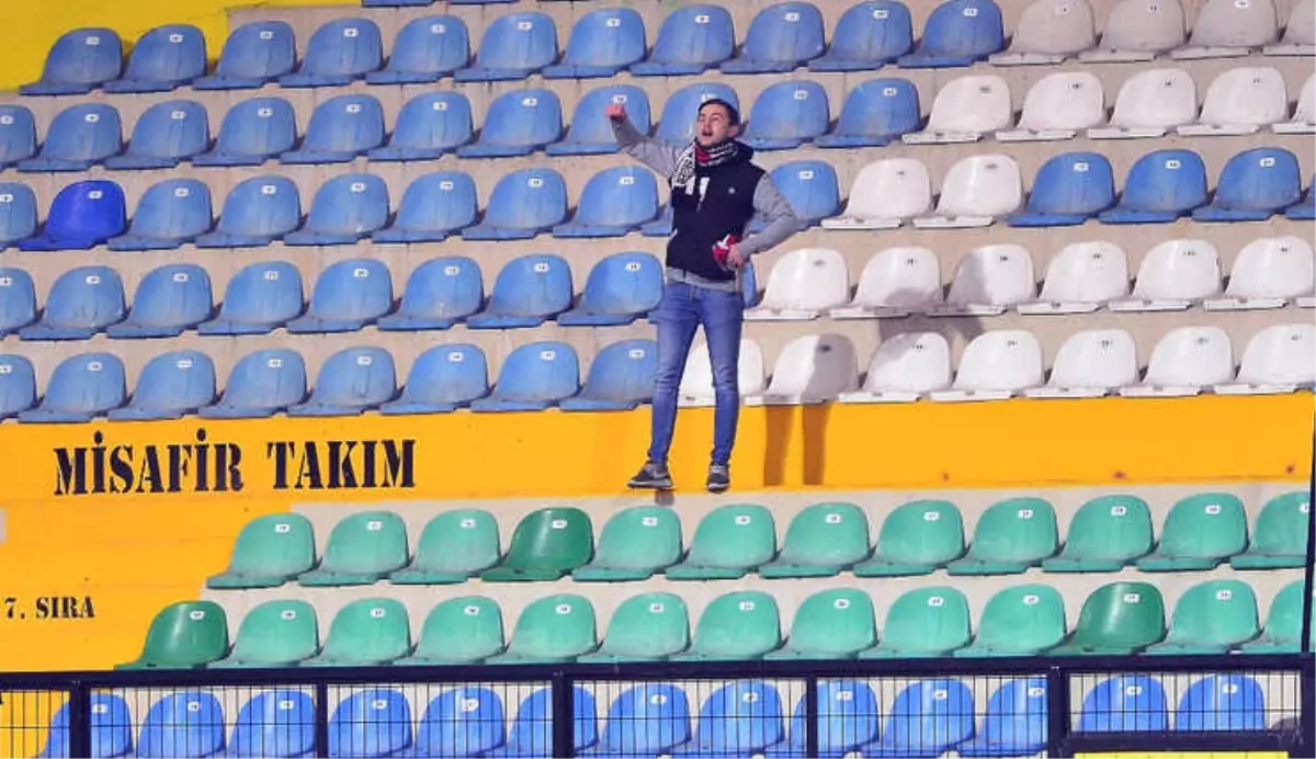 Takımını Yalnız Bırakmadı: Tribünde Bir Tek O Vardı