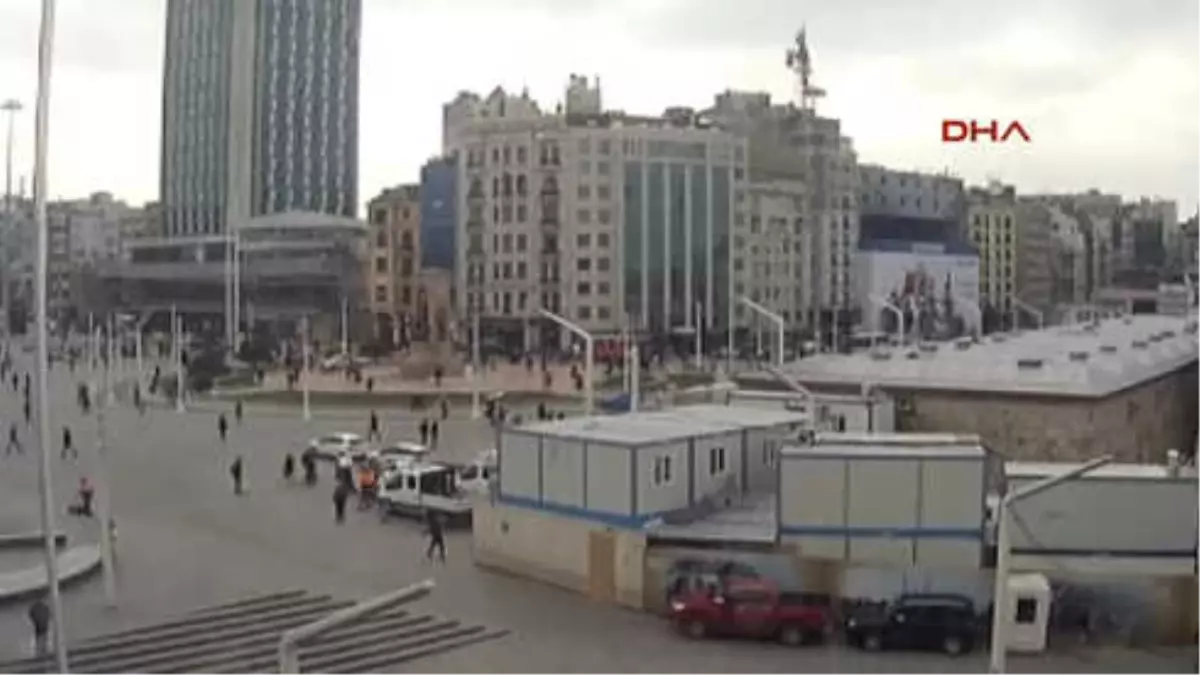 Taksim Meydanı\'nda Kendini Yaktı