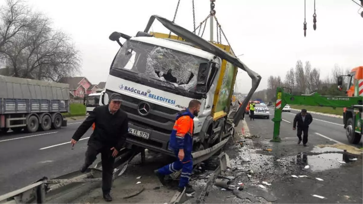 Tem\'de Çöp Kamyonu Devrildi, Trafik Kilitlendi