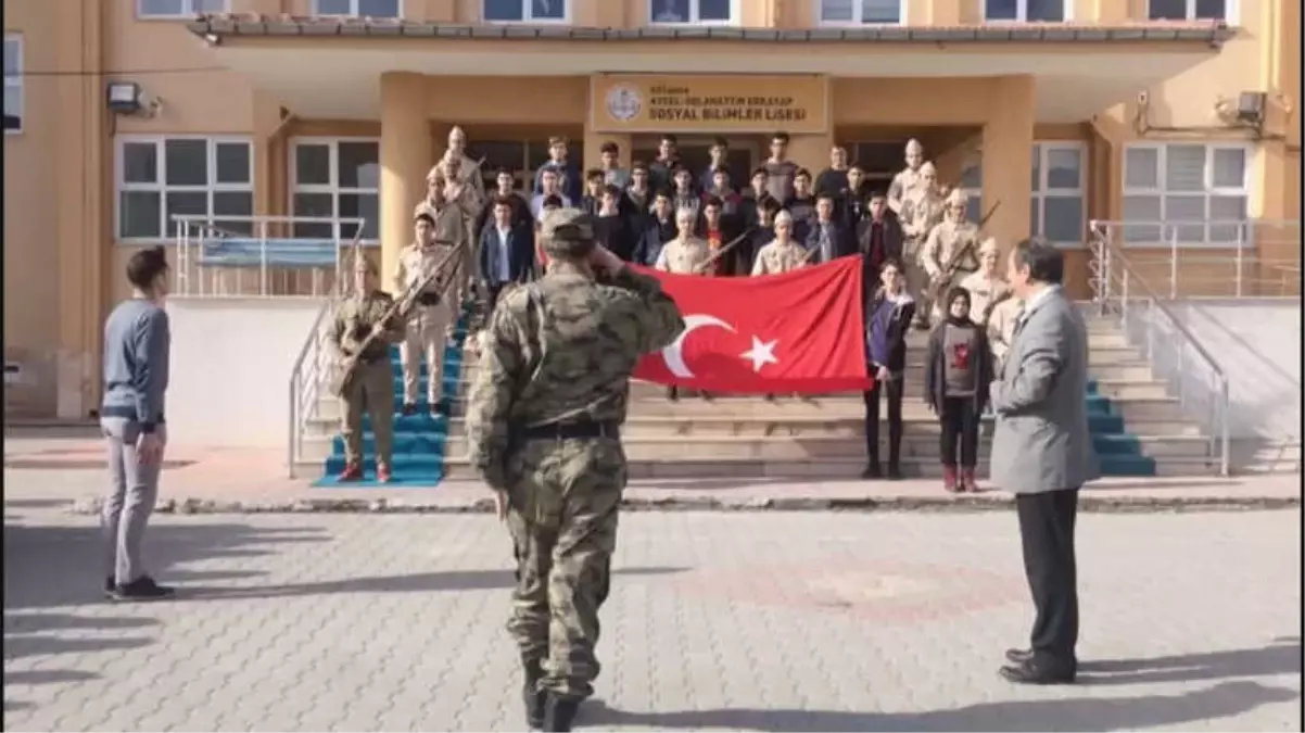 Tugay Komutanını Asker Kıyafetiyle Karşıladılar