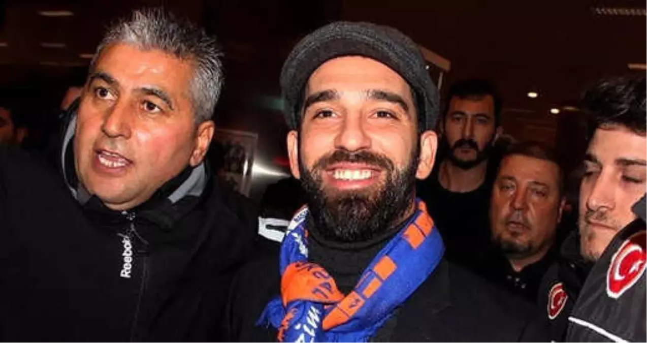 Arda Turan\'dan Soyunma Odasında Beşiktaş Tezahüratı