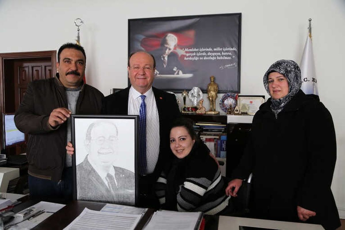 Bedensel Engelli Rabia\'dan Başkan Özakcan\'a Anlamlı Hediye