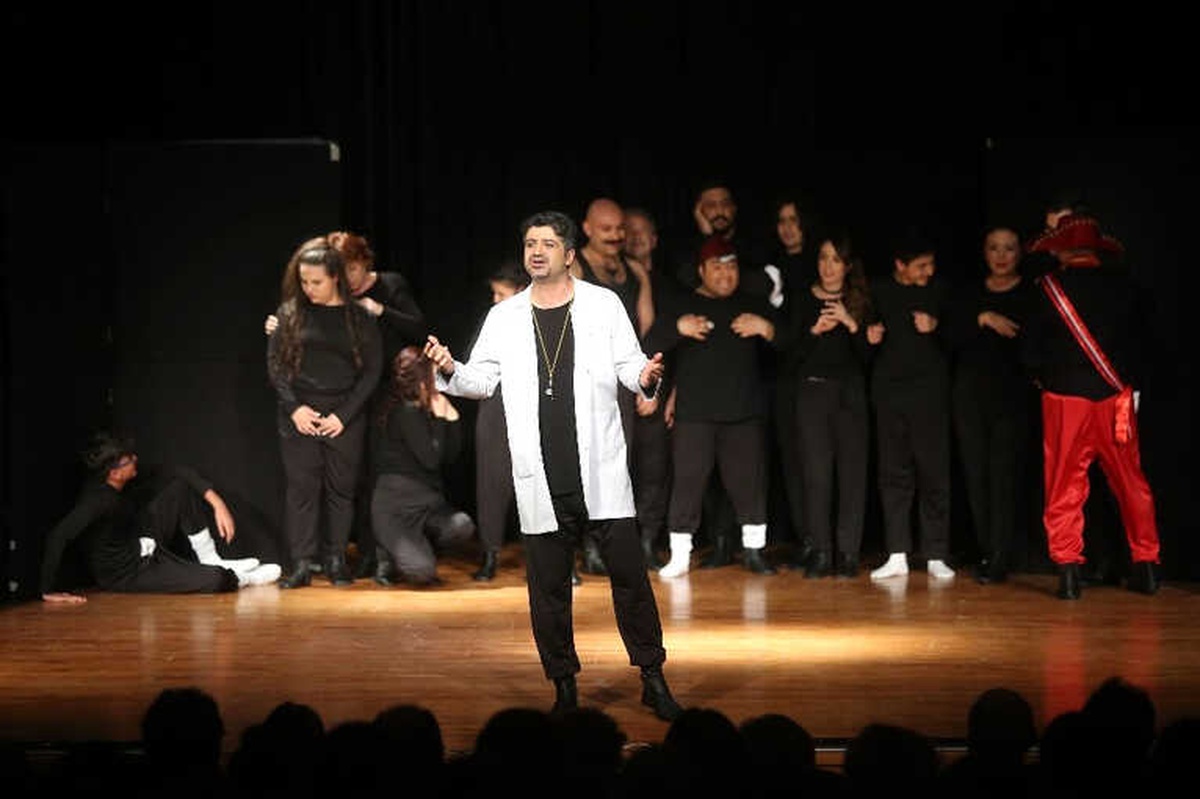 Belediye Çalışanları Sahnenin Tozunu Attırdı