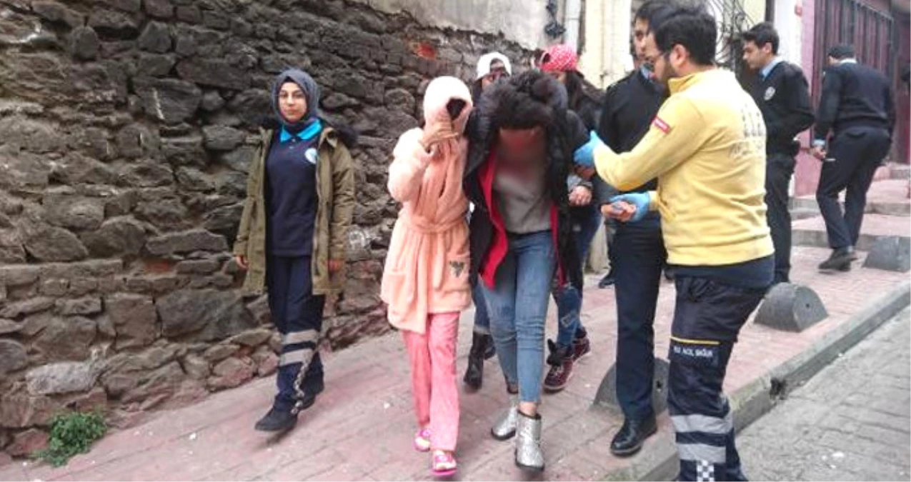 Tatil Yapmak İçin İstanbul\'a Gelen Faslı Kadına, Apartman Boşluğunda Bıçaklı Saldırı
