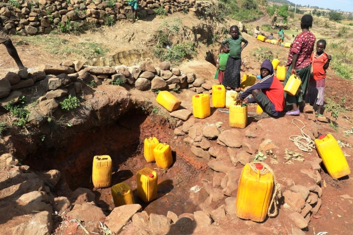 Etiyopya\'da Milyonlarca İnsan, Kilometrelerce Yolu Kirli Su İçin Yürüyor