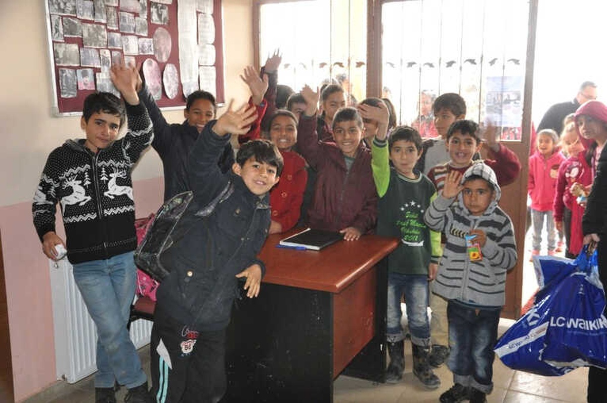 Çukurova Belediyesi\'nden Aladağ\'daki Öğrencilere Giysi Yardımı