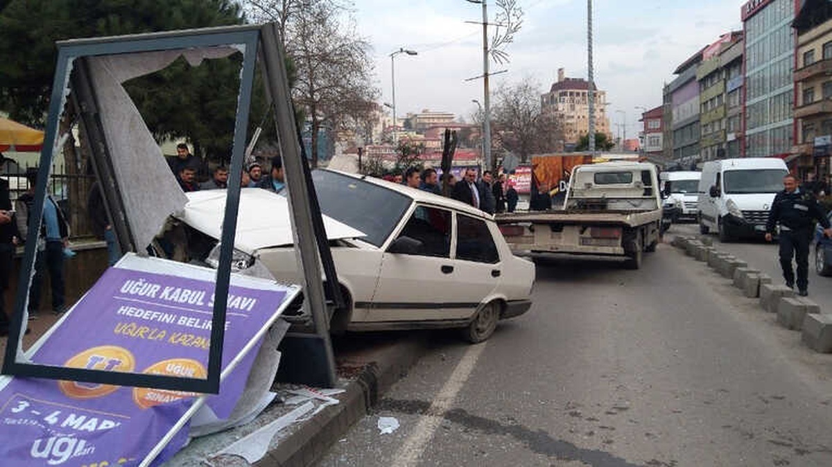 Dur İhtarına Uymayan Sürücü Kaldırıma Çıkıp Panoya Çarptı