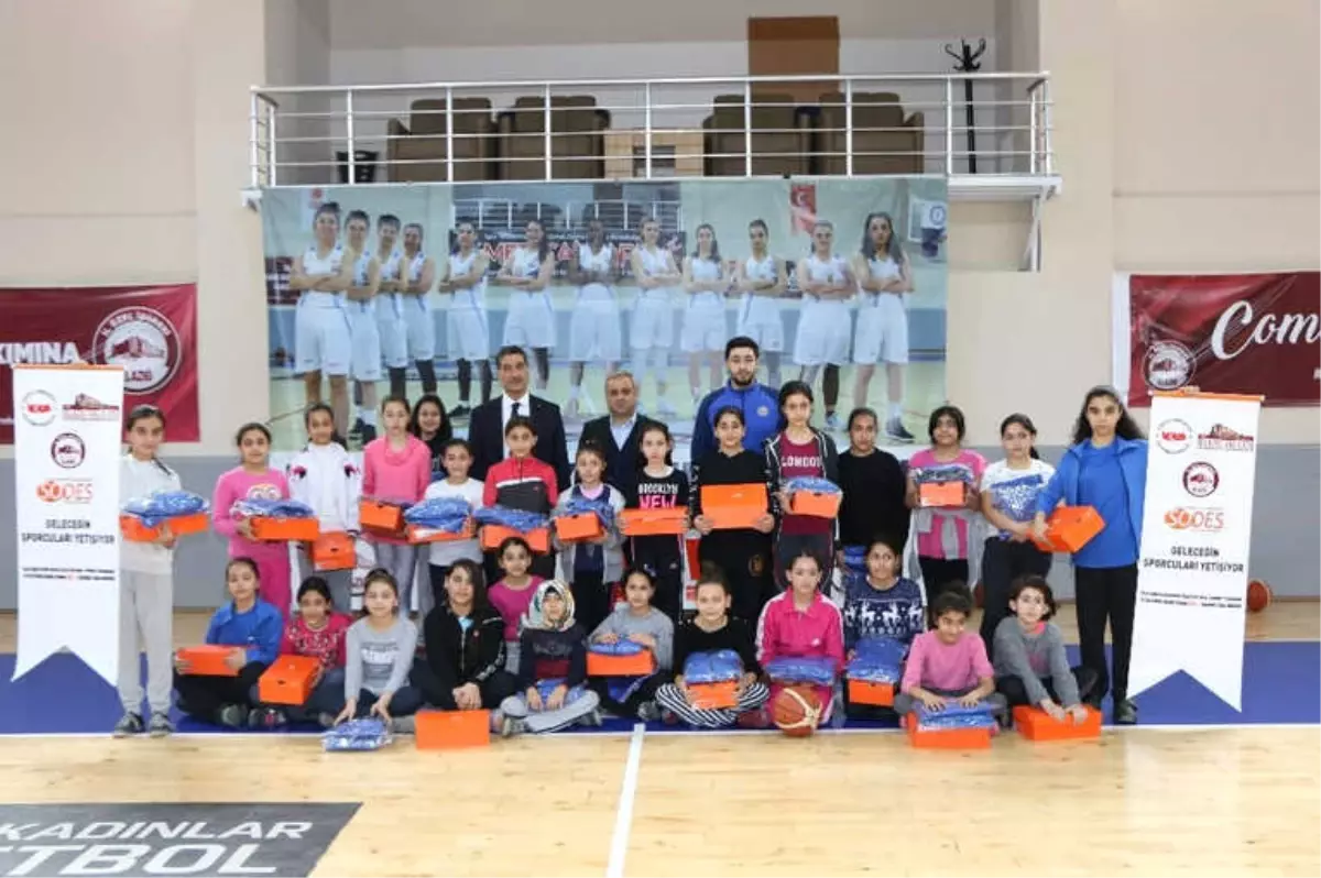 Elazığ\'da Sporculara Malzeme Dağıtıldı