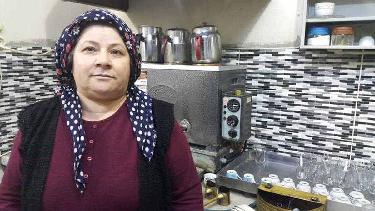 Erkekler Kahvehanesinin Kadın Çaycısı