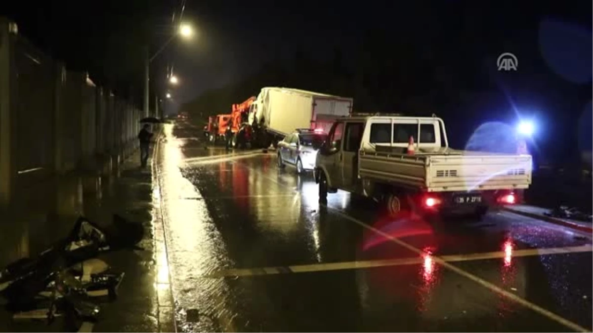 İzmir\'de Otomobil ile Kamyonet Çarpıştı: 1 Ölü, 5 Yaralı