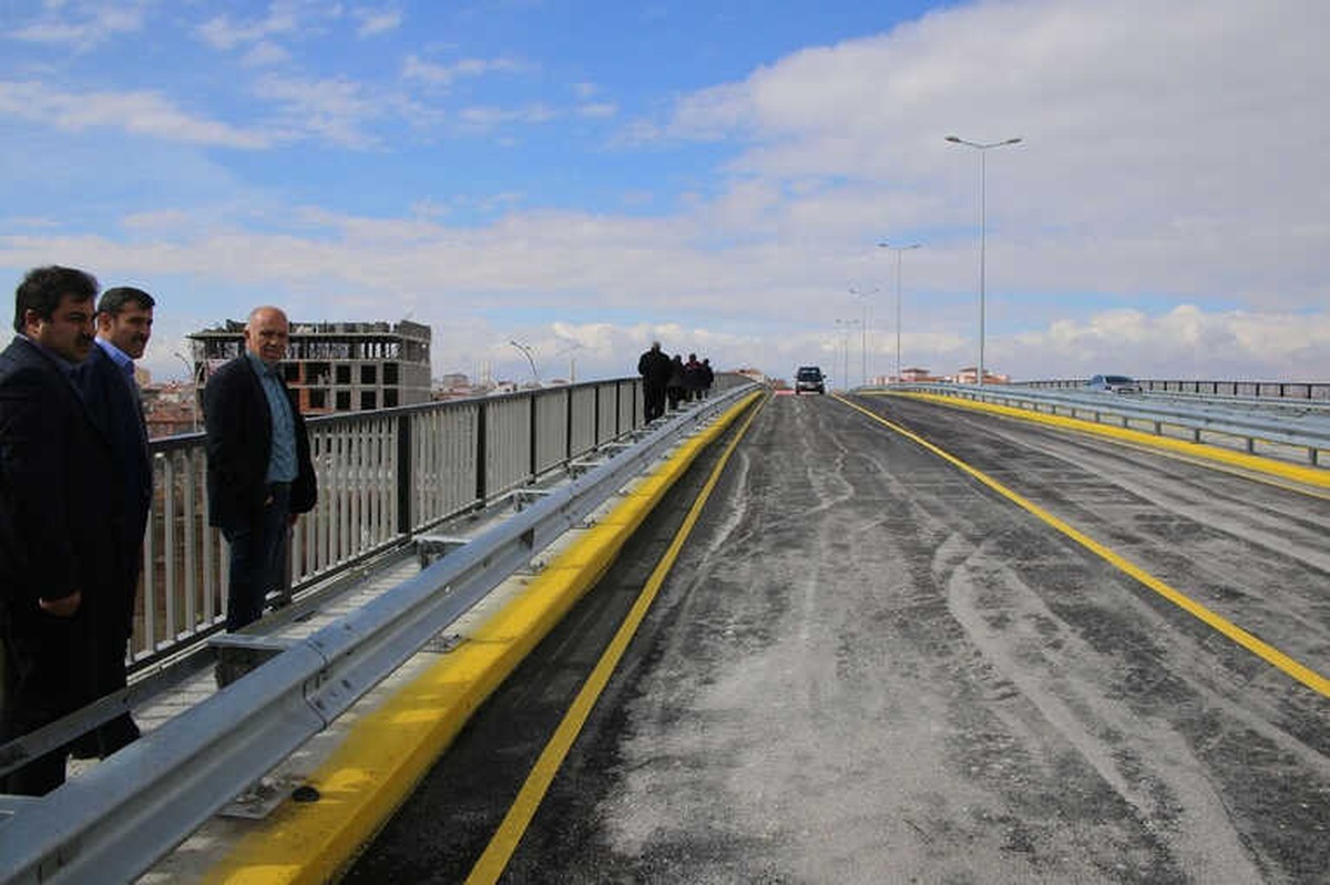 Karaman\'da Sanayi Köprülü Kavşağı Trafiğe Açıldı