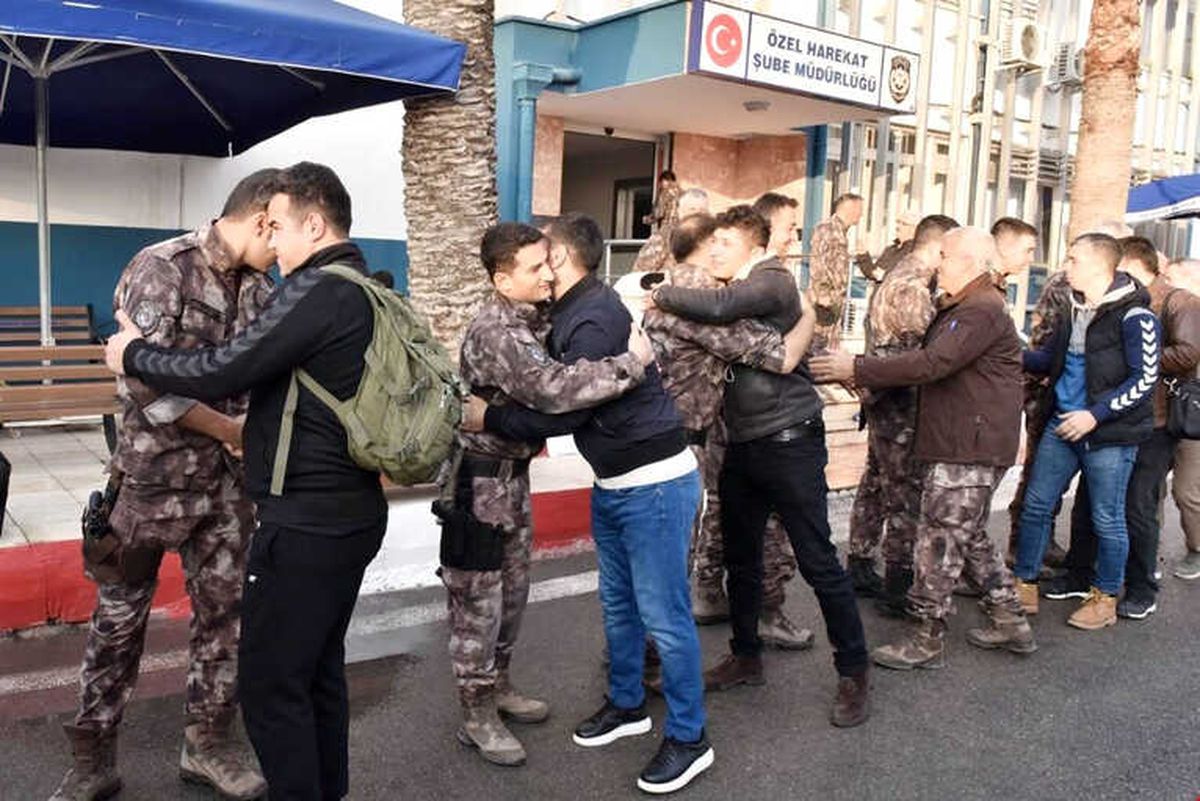 Mersin\'de Özel Hareket Polisleri Afrin\'e Uğurlandı