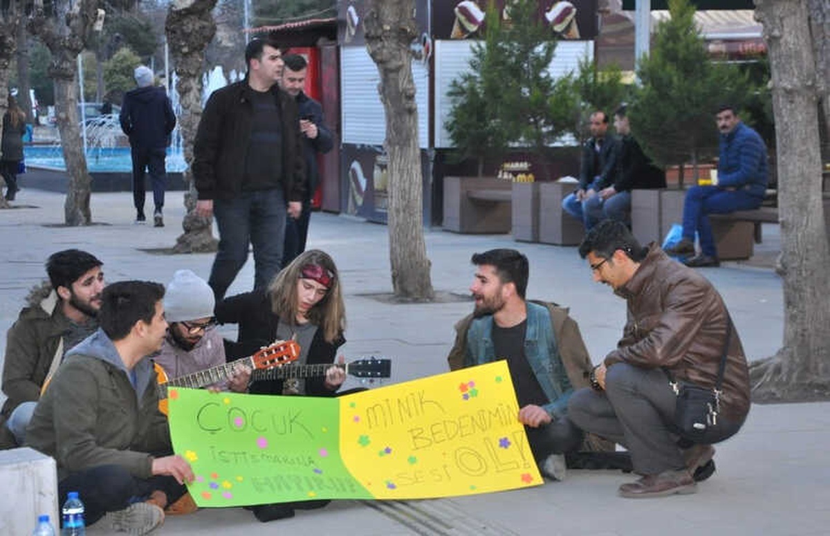 Sokak Müziği Yaparak Çocuk İstismarına Hayır Dediler