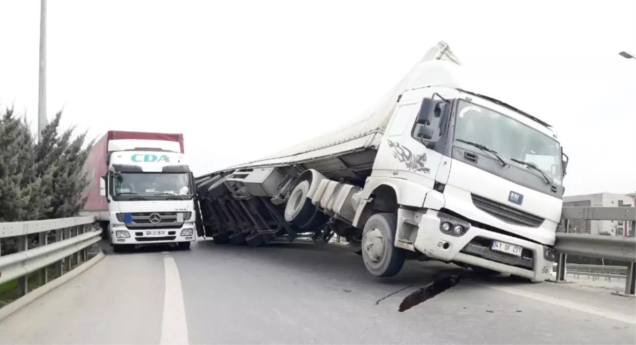 Tem Otoyolu Sultanbeyli Bağlantı Yolunda Tır Yan Yattı