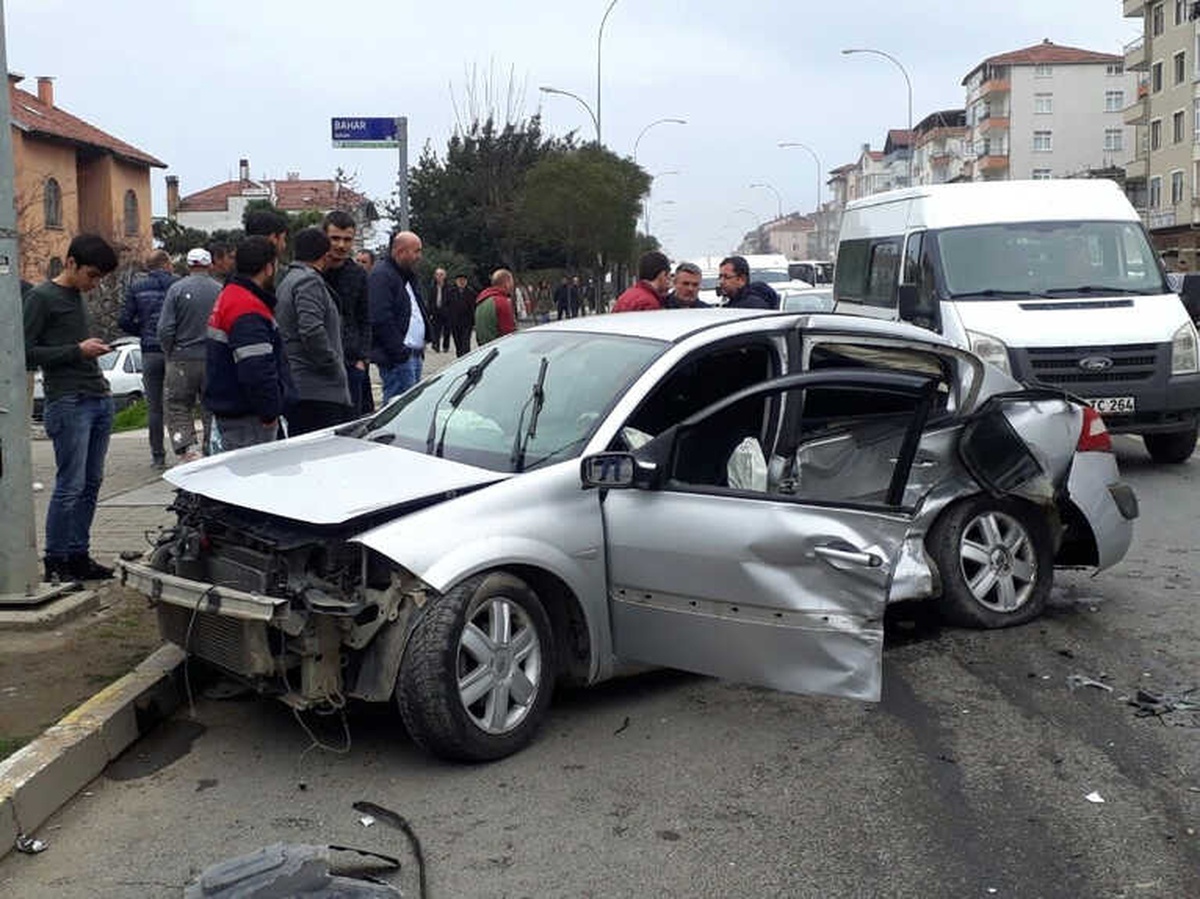 Ünye\'de 2 Otomobil Çarpıştı: 3 Yaralı