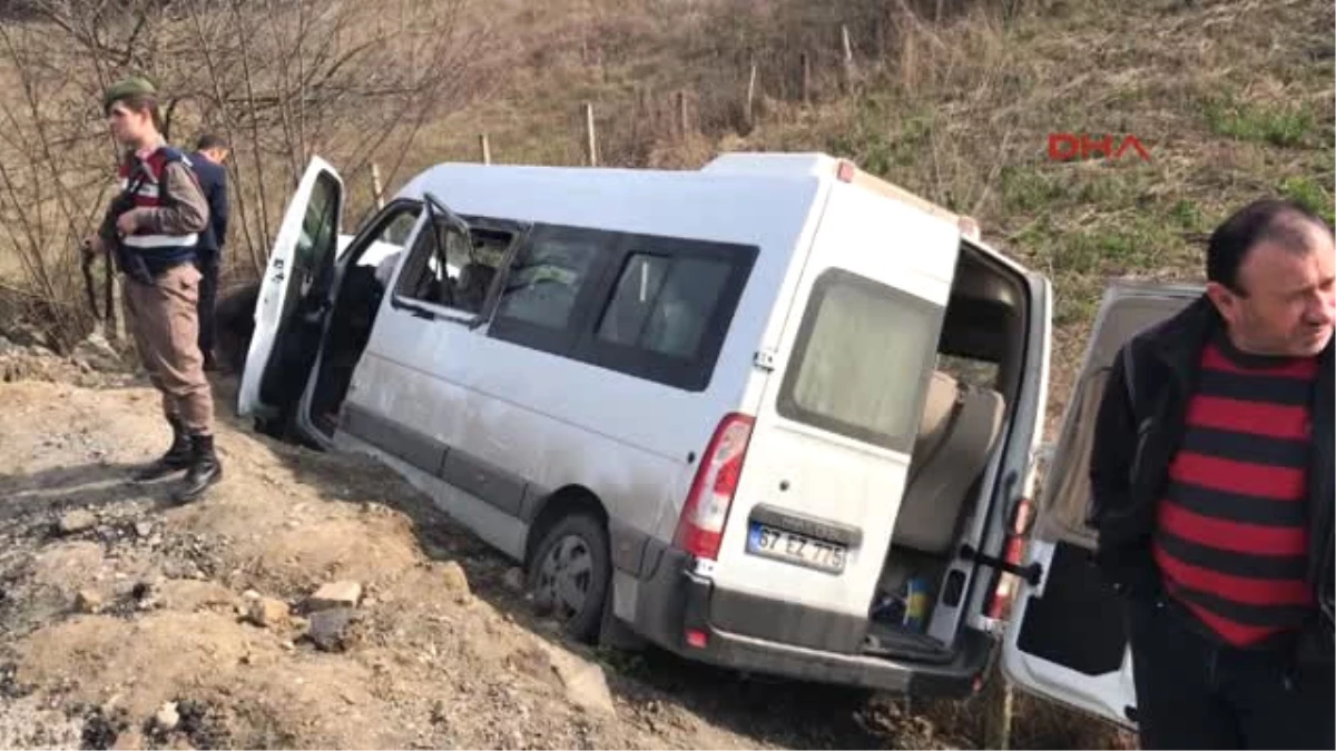 Zonguldak Kanser Taramasından Dönen Köylüleri Taşıyan Minibüs Devrildi 9 Yaralı