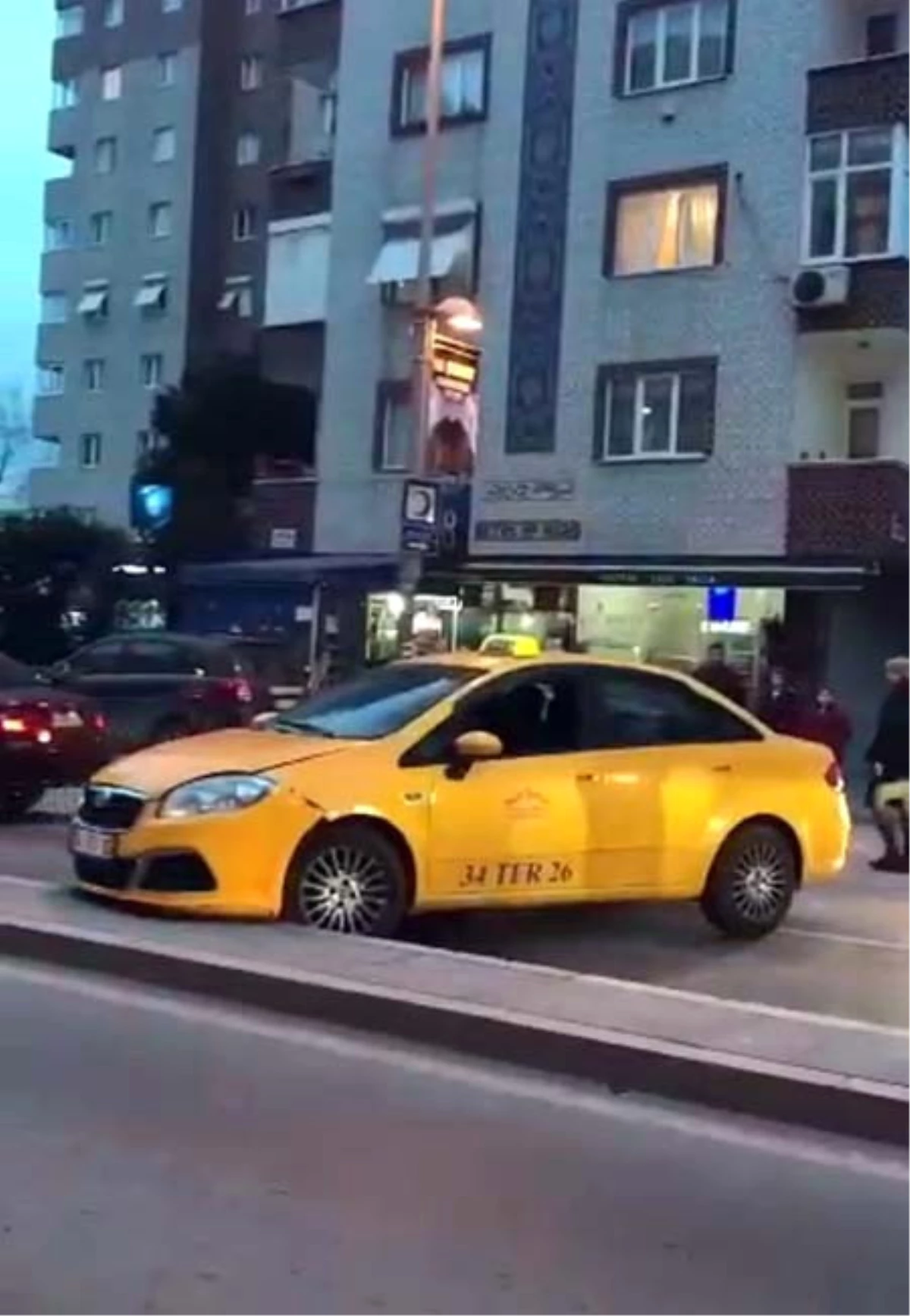Alkollü Taksi Sürücüsü Kadıköy\'ü Birbirine Kattı