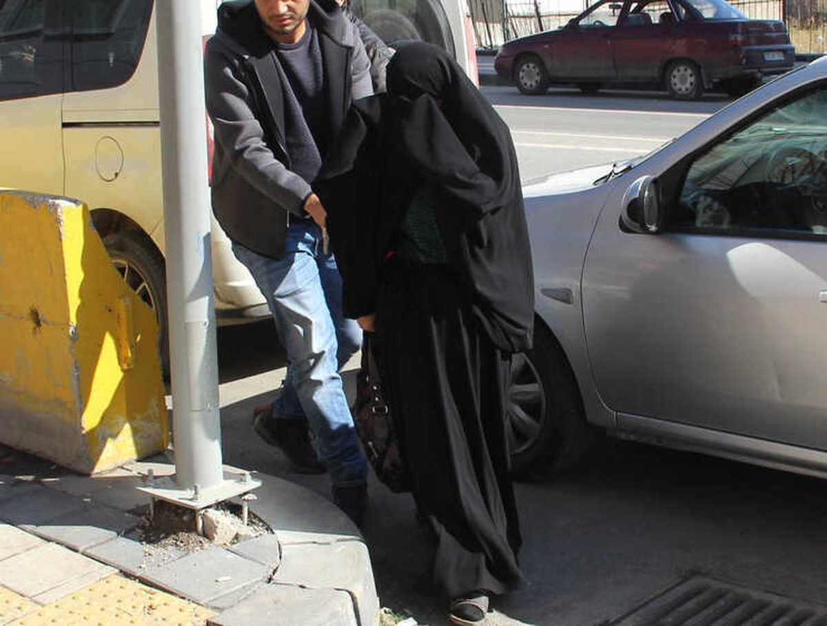 Aşkı İçin Çarşaf Giyerek Kadın Kılığına Girdi