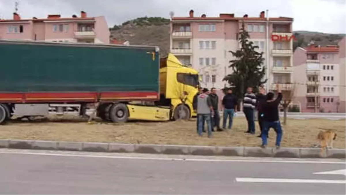 Burdur Trafikten Men Edilen Kamyonla Kaza Yaptı