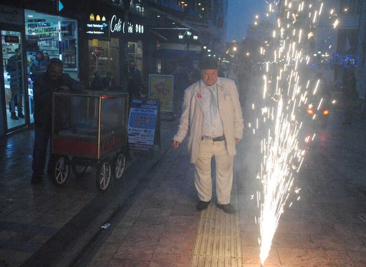Çarşı Esnafı Yaşar Usta\'nın Gönlünü Almak İçin Seferber Oldu