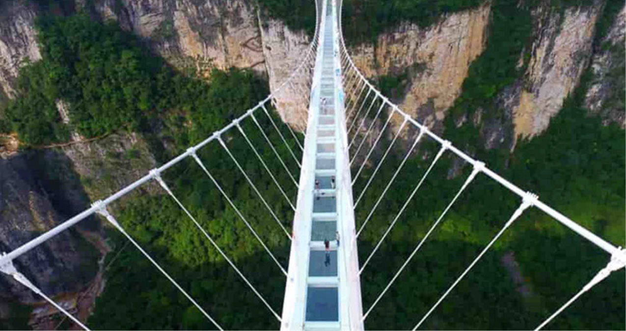 Dünyanın En Uzun Cam Asma Köprüsü Ziyaretçi Akınına Uğruyor