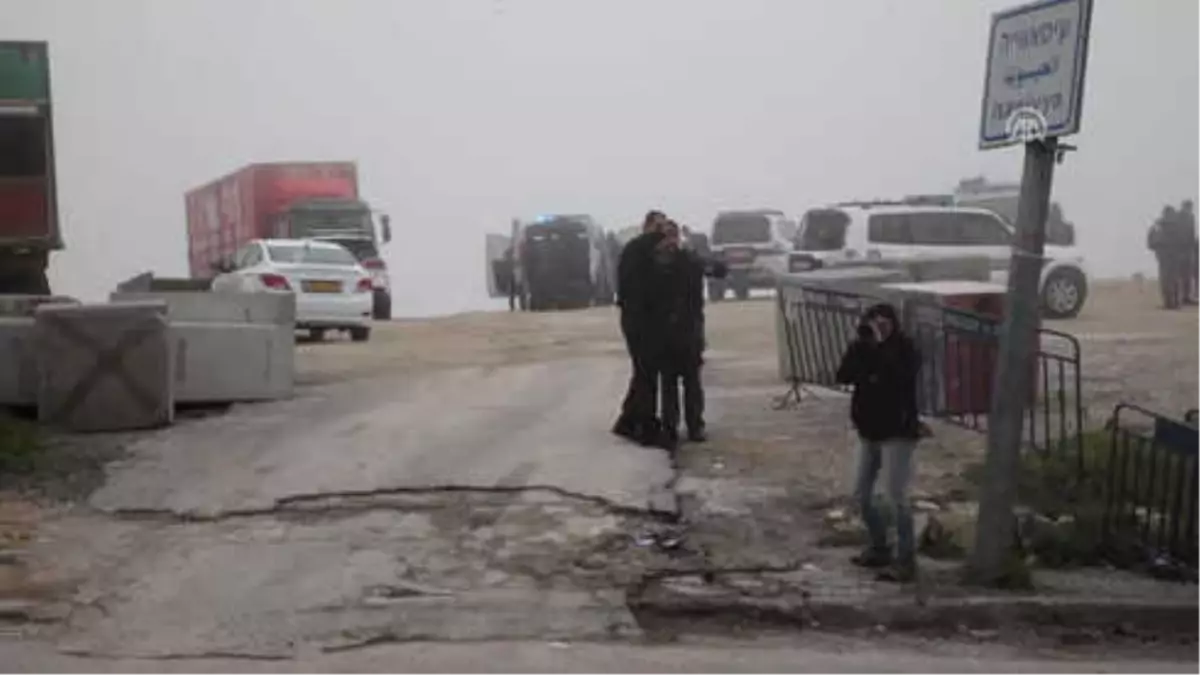 Filistinliler, İsrail\'in İsaviye\'yi Hedef Alan İhlallerini "Namaz Kılarak" Protesto Etti