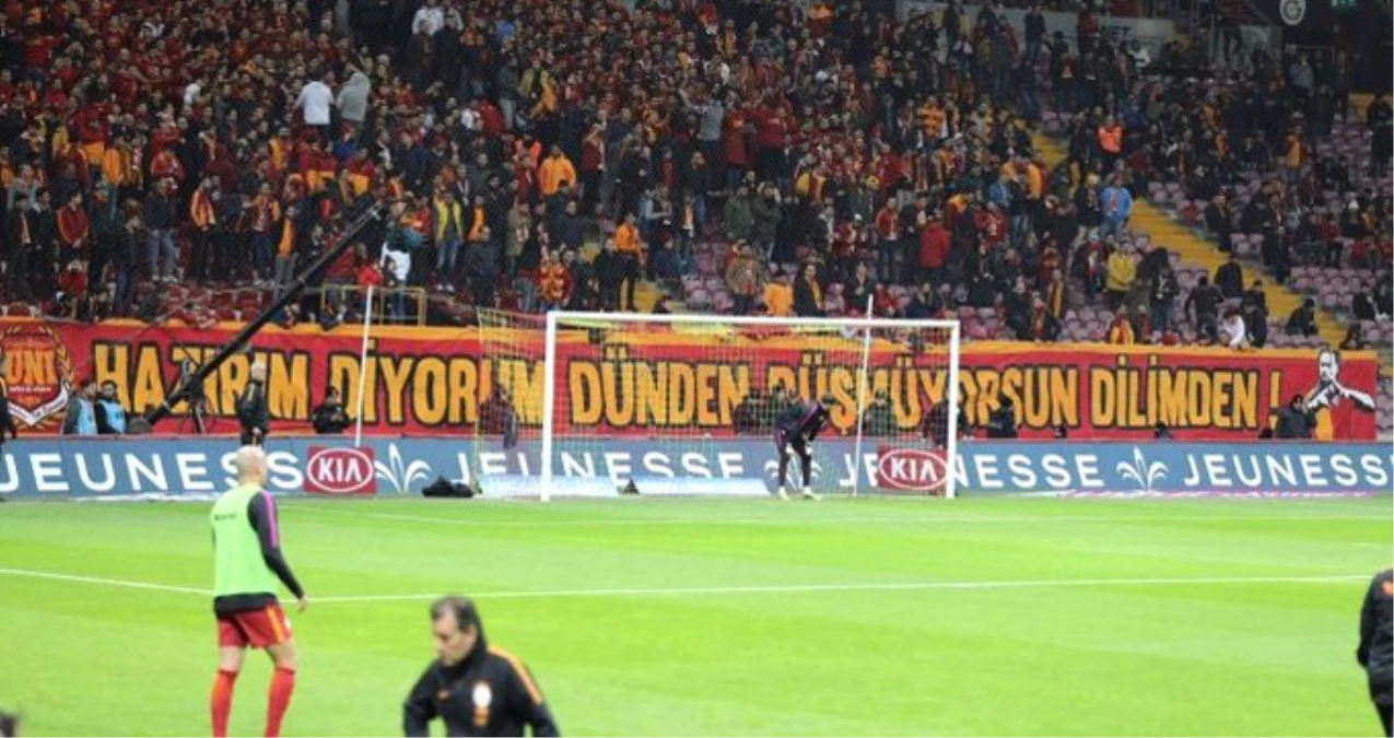 Galatasaray Taraftarı, Gomis\'e Özel Pankart Hazırladı