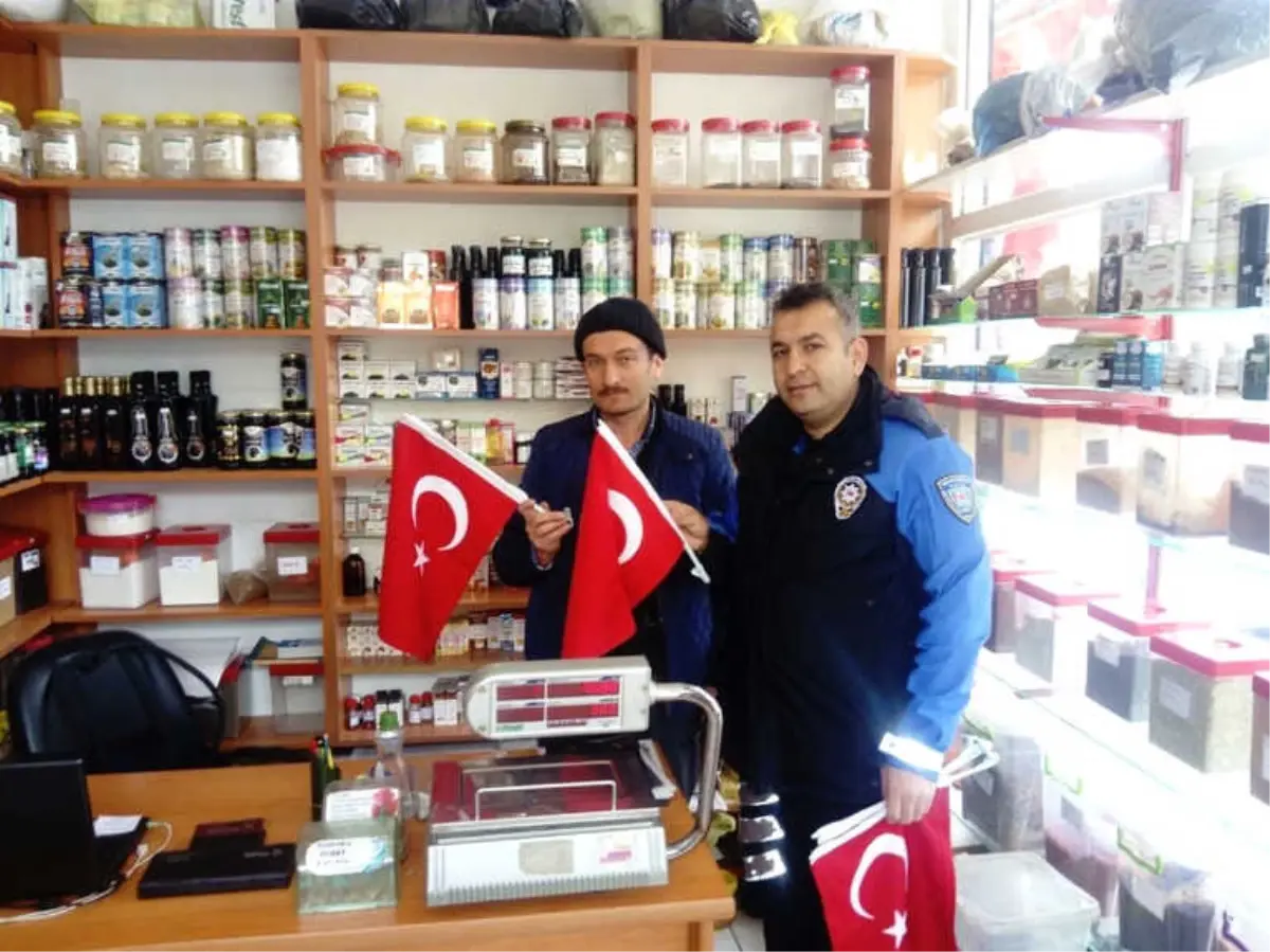 Gölbaşı Kaymakamlığı Türk Bayrağı Dağıttı