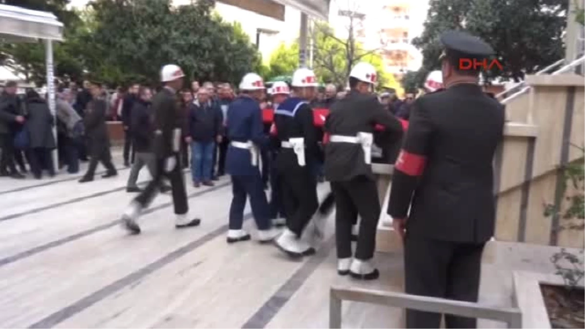 İzmir Emekli Albay ve Oğlu Toprağa Verildi