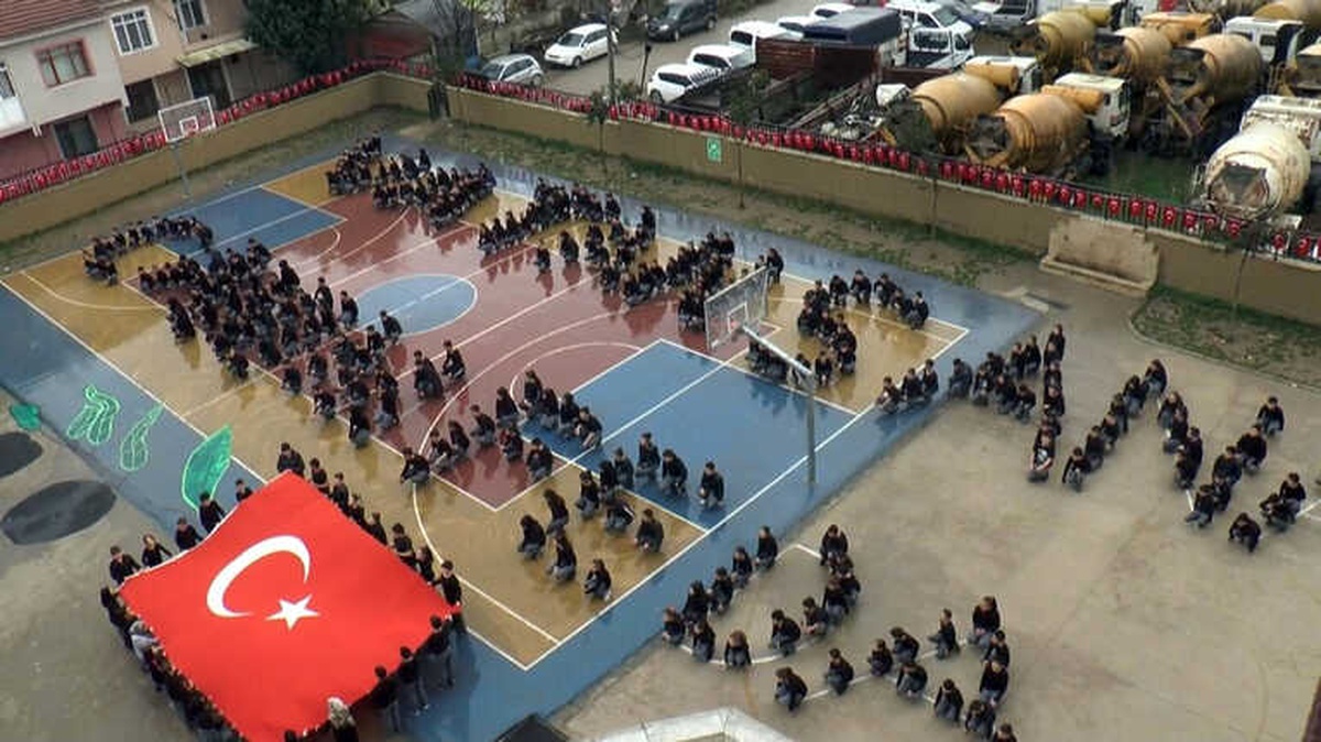 Ortaokul Öğrencileri, "Vatan Sana Canım Feda" Dedi