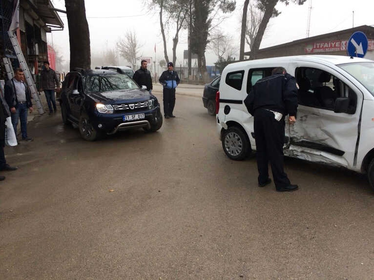 Osmaneli\'de Zincirleme Trafik Kazası, 2 Yaralı