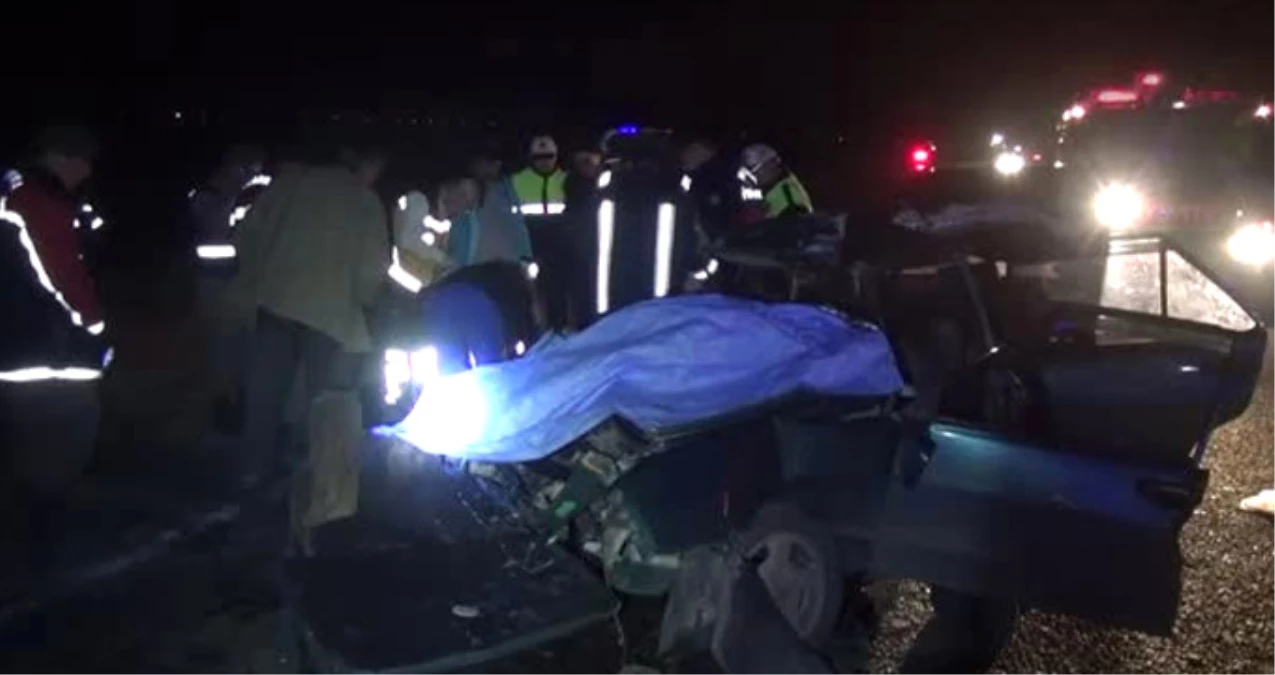 Kontrolünü Kaybeden Otomobil Yol Kenarındaki Tıra Çarptı: 3 ölü 2 yaralı