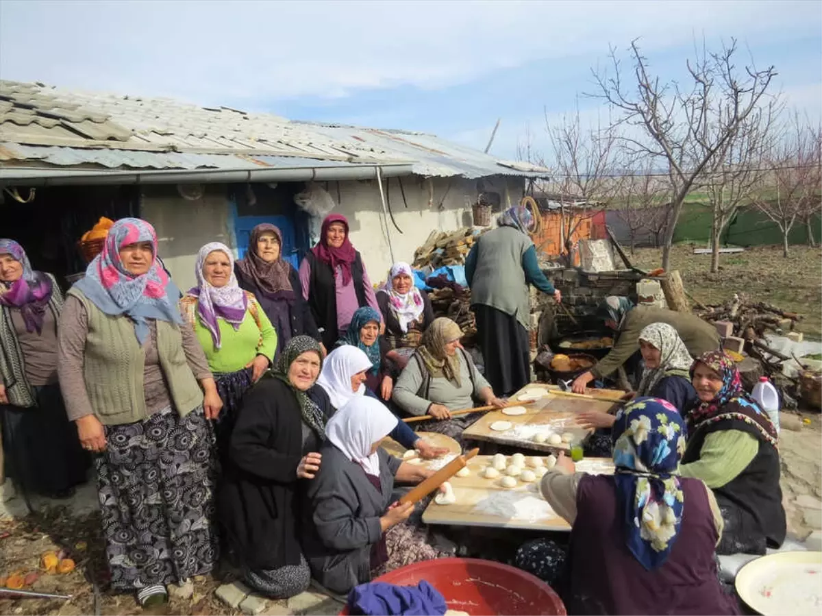 Yalıhüyüklü Kadınlar, Şehitler İçin Pişi Dağıttı