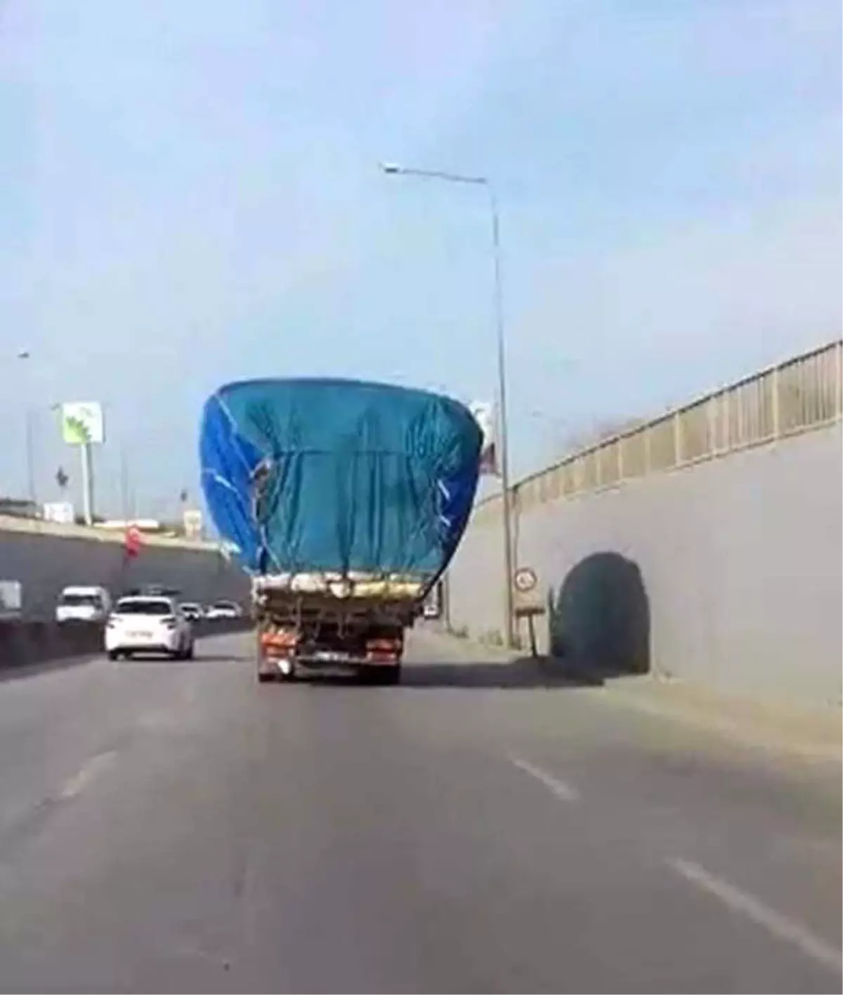 Aşırı Yüklü Kamyonların Tehlikeli Yolculukları
