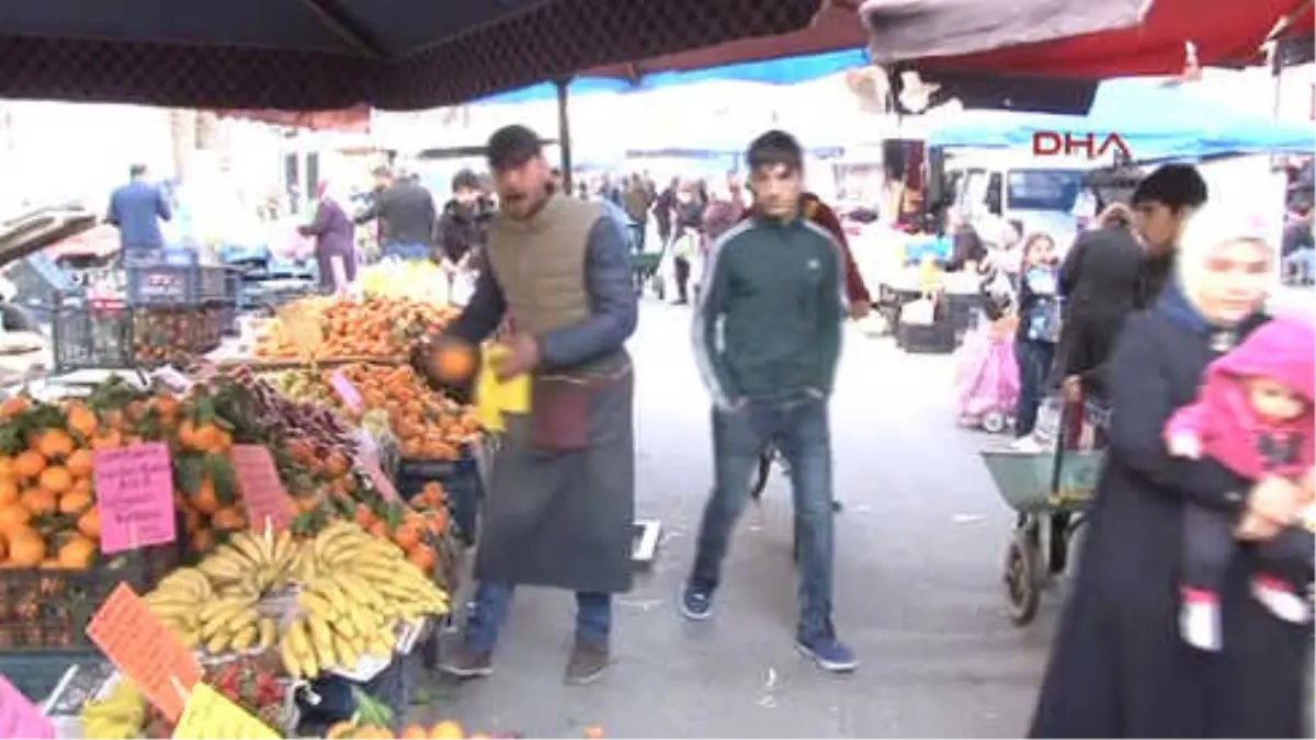 Diyarbakır Pazarcı Şair; Etiketlere Fiyat Yerine Şiir ve Güzel Sözler Yazıyor