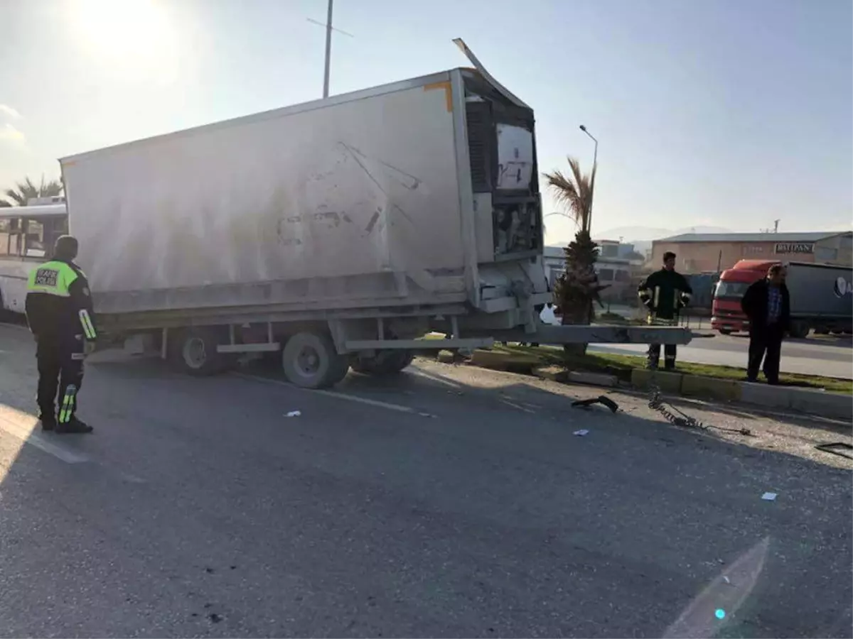 Dorsesi Kopan Tır Zincirleme Kazaya Yol Açtı: 16 Yaralı