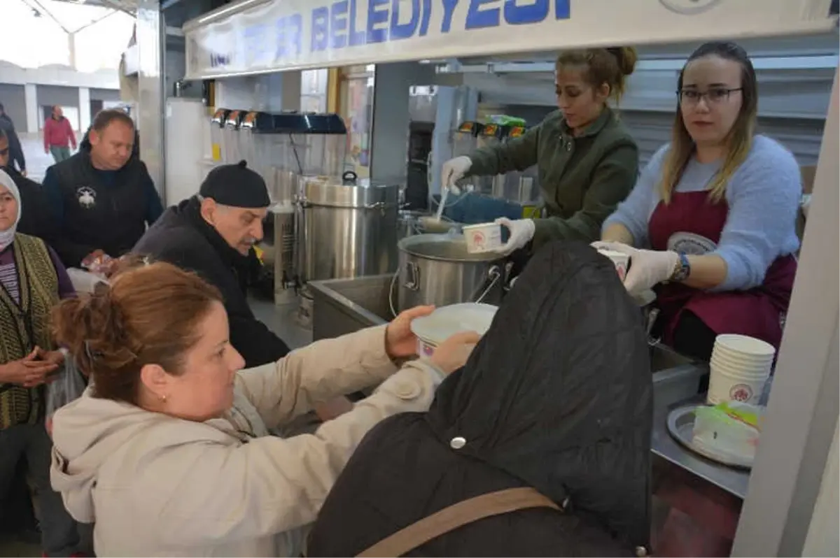 Efeler Belediyesinin Pazarcı Esnafına Çorba İkramı Memnuniyetle Karşılanıyor