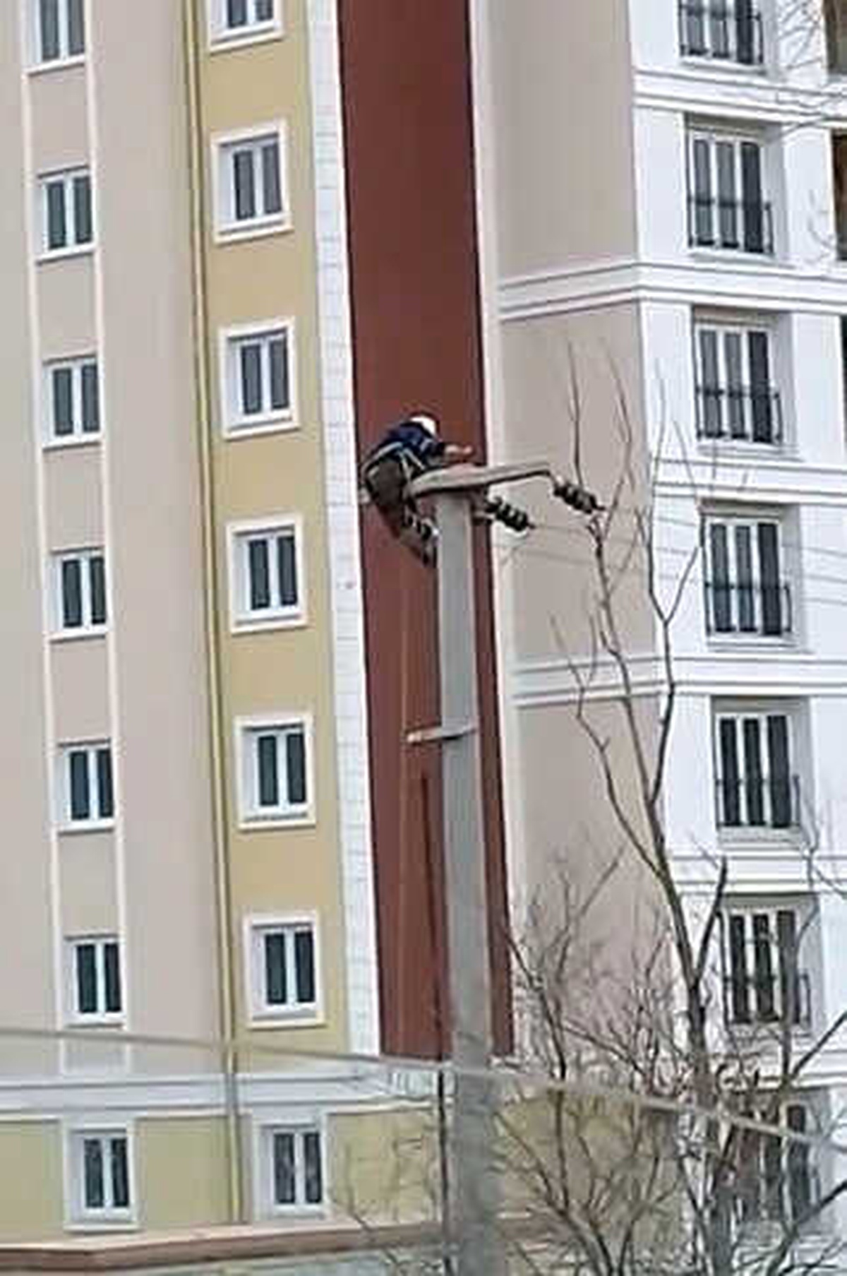 Elektrik İşçileri Metrelerce Yükseklikteki Direklerde Ölümle Dans Ettiler