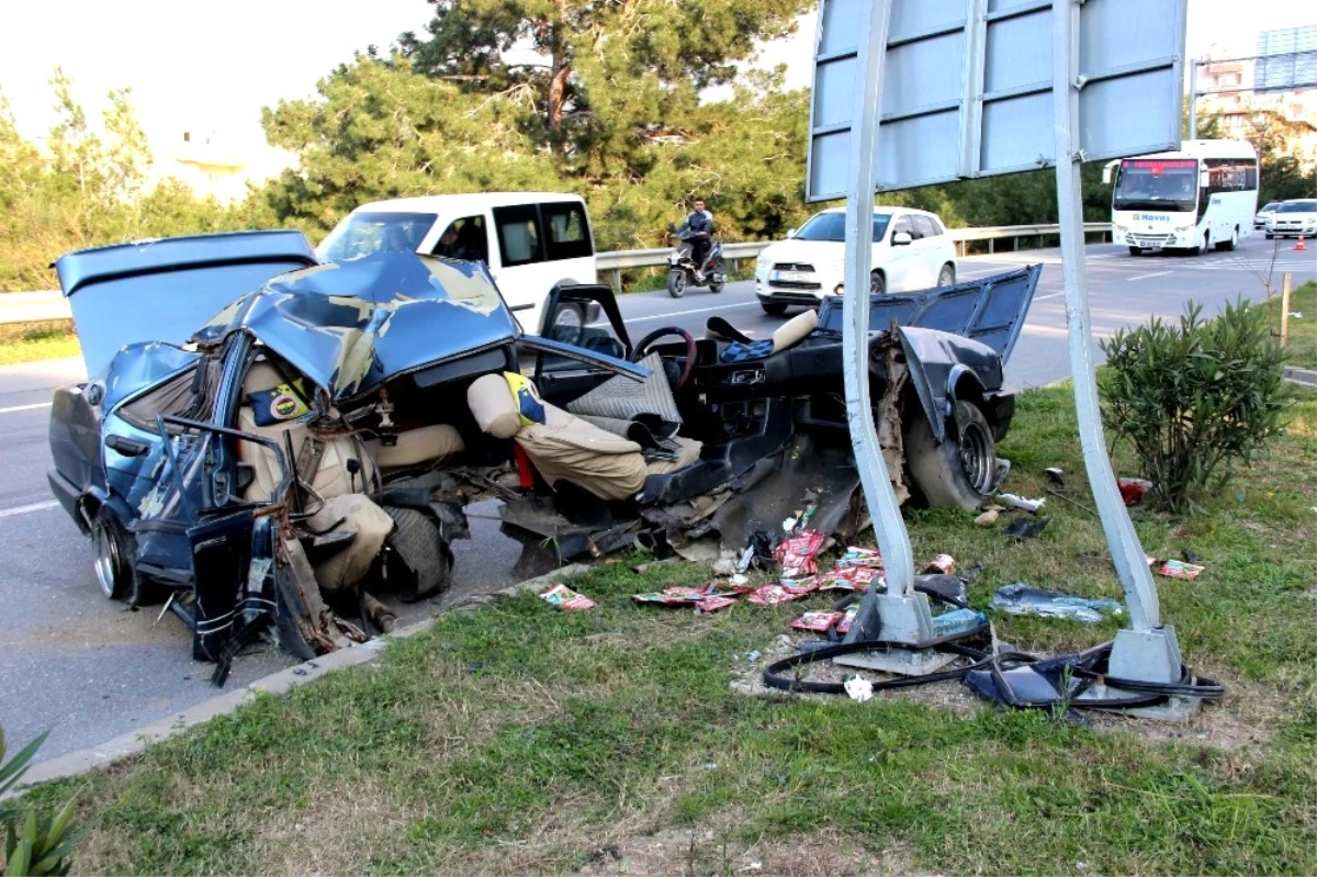 Hatay\'da Korkunç Kaza! Trafik Levhasına Çarpan Otomobil İkiye Bölündü