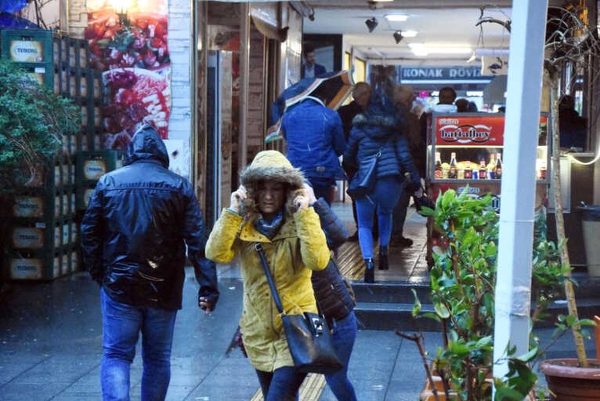 İzmir\'de Fırtına Hayatı Olumsuz Etkiledi