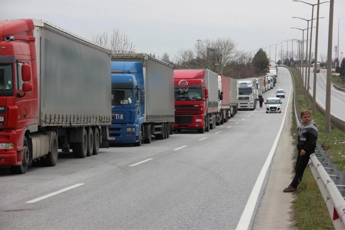 Bulgaristan\'da Gümrük Memurları Görevden Alındı, Kapıkule\'de 18 Kilometre Kuyruk Oluştu