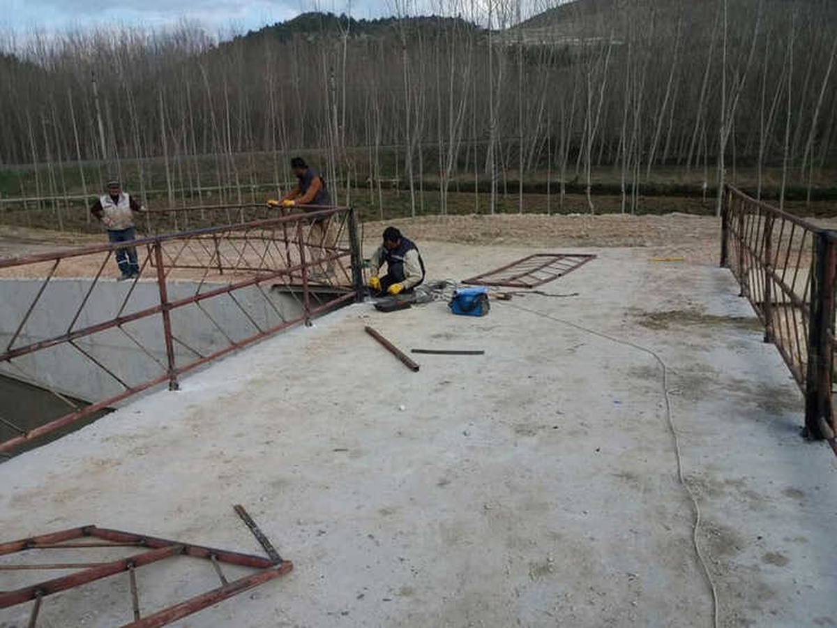 Karasu Çayı Köprüsünün Korkulukları Yapılıyor