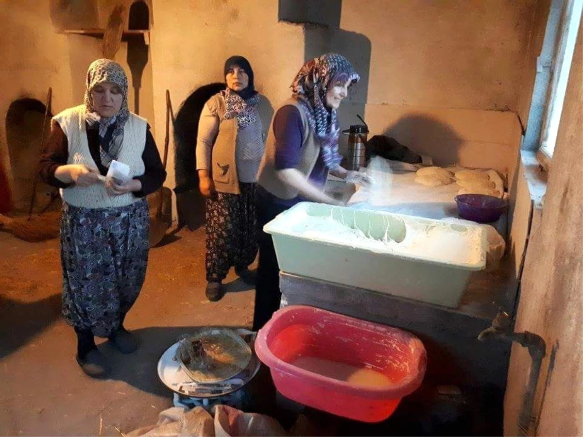 Köylü Kadınlar Yaptıkları Ekmekleri Satıp Parasını Mehmetçik Vakfı\'na Bağışladı